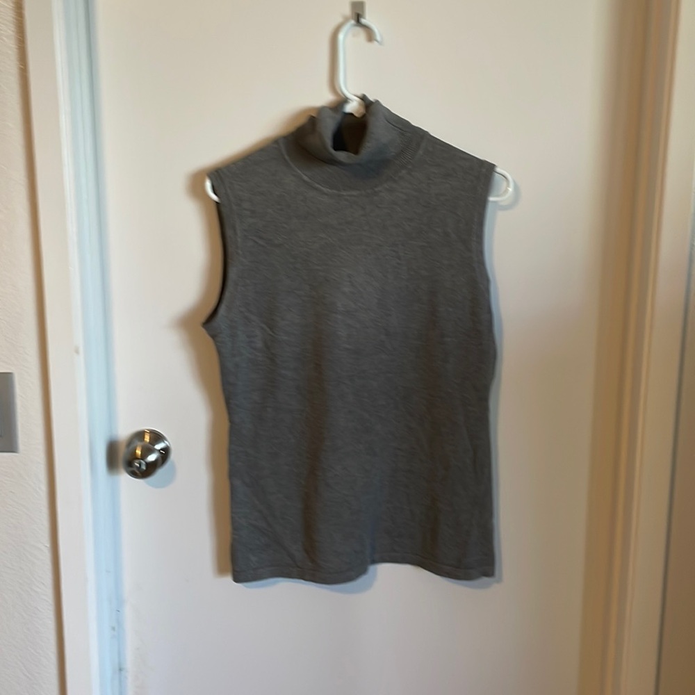 XL great turtle neck no sleeve light sweater